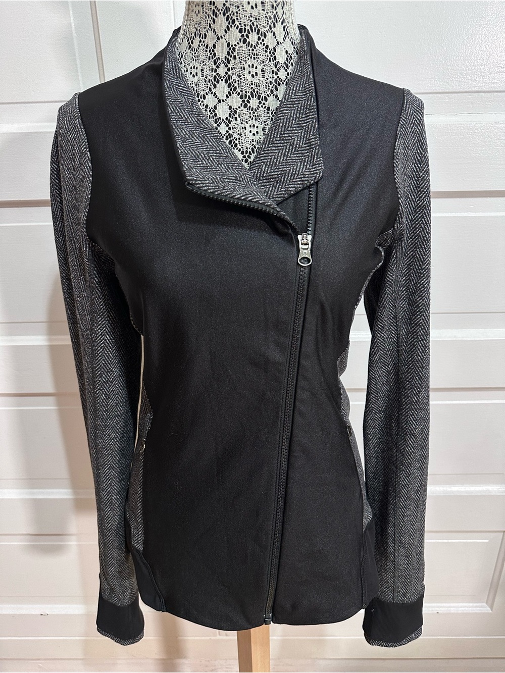 Lululemon Emerge Renewed Jacket Size 12 Black Giant Herringbone Define $128